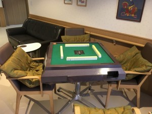 ３階レストコーナーに麻雀卓入りました！ 写真