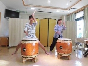 和太鼓で新年を祝う 写真