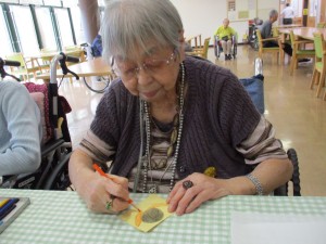 創作レク「染め紙で作る紫陽花の壁画作り」パート① 写真