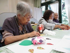 創作レク「染め紙で作る紫陽花の壁画作り」パート② 写真