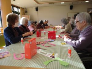 遊びり・創作クラブ（ハートのガーランド） 写真