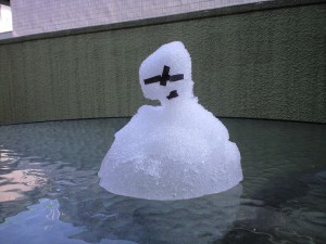 困った顔の雪ダルマ（-．-；） 写真