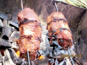 シュラスコとは鉄串に牛肉や豚肉、鶏肉を刺し荒塩をふって、炭火でじっくり焼いた南米の肉料理です！ 写真