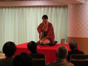 １１月１０日、２人のアマチュア落語家さんが、来園されみごとな落語を披露して下さいました。 写真