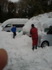 八王子観測史上大雪職員一丸での雪かき 写真