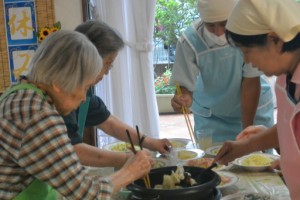　　「今月の料理教室は冷やし中華と餃子です」 写真