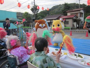 ７月２９日火曜日PM６：００より八王子西の納涼祭を行いました。今年のテーマは、「アロハ！心おどる夏祭り」でした。 写真