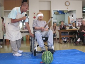 ８月２２日、午後のおやつは、、、、すいか割り！ 写真