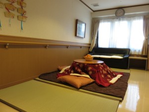 この度、５階のレストコーナーに畳を敷いて「こたつ」を設置しました 写真