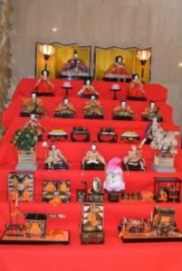 ひな祭りも間近に迫り、施設ではひな人形を飾りました！ 写真