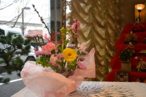 フラワーアレンジメントでは2種類の作品を作りました(*^^)v 写真