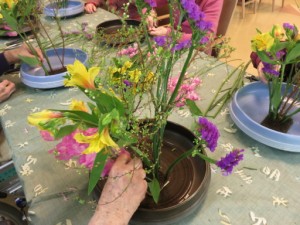 本日の午後は「生け花」です。本日の花材は・・・ 写真