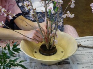 活け花教室では桜を使い、作品を作りました(*^^)v 写真