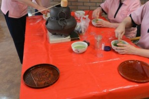 茶話会では、香り豊かな『桜餅』をご用意しました。 写真