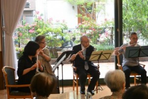 国立フルートアンサンブルの皆さんによる演奏がありました。 写真