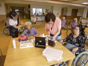 ー　女性はお化粧して、いつまでも綺麗に　－ 写真