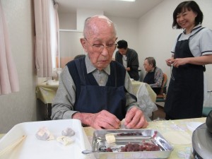 遊びりテーション課による、おやつ作りです 写真