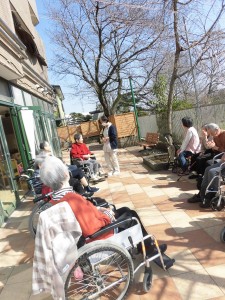 テラスで日向ぼっこ 写真