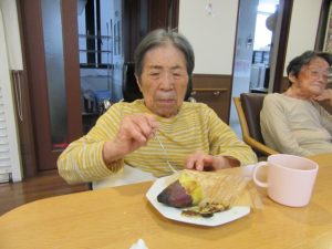 秋の味覚祭り「焼き芋」 写真