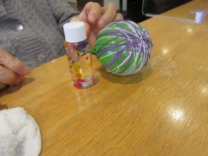 カラフルコットンボールを作ろう 写真