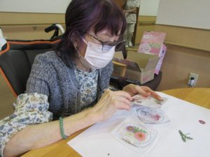 押し花でコースターを作ろう! 写真