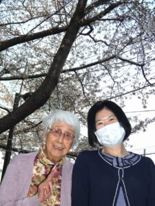 桜の木の下で（三分咲き） 写真